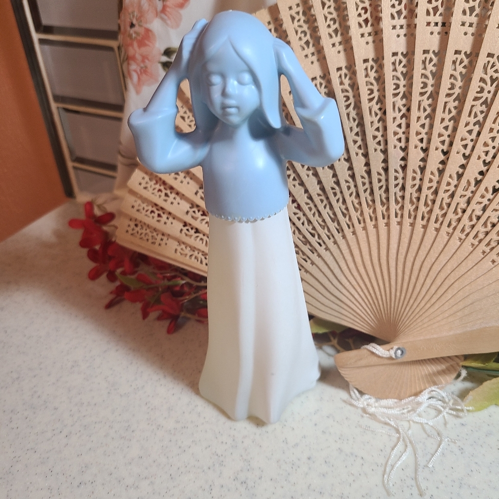 Blue and White lady Figurine collectible vintage empty avon bottle for s… - Picture 5 of 10